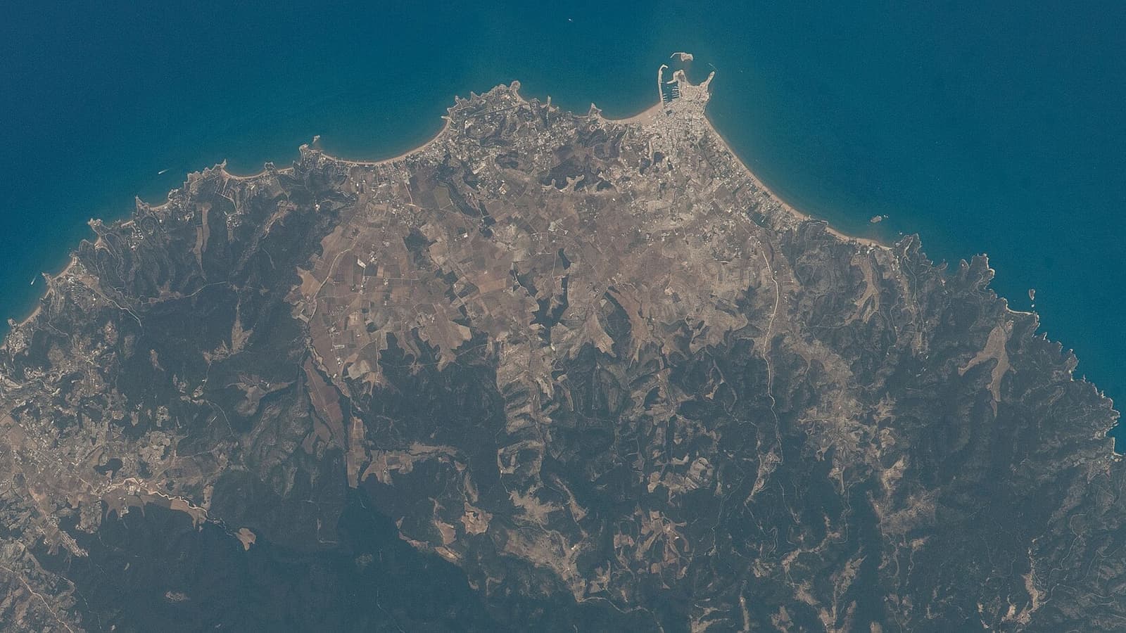 ISS067 E View of Italy Gargano coast Peschici Vieste (cropped). File photograph. Foto d'archivio.