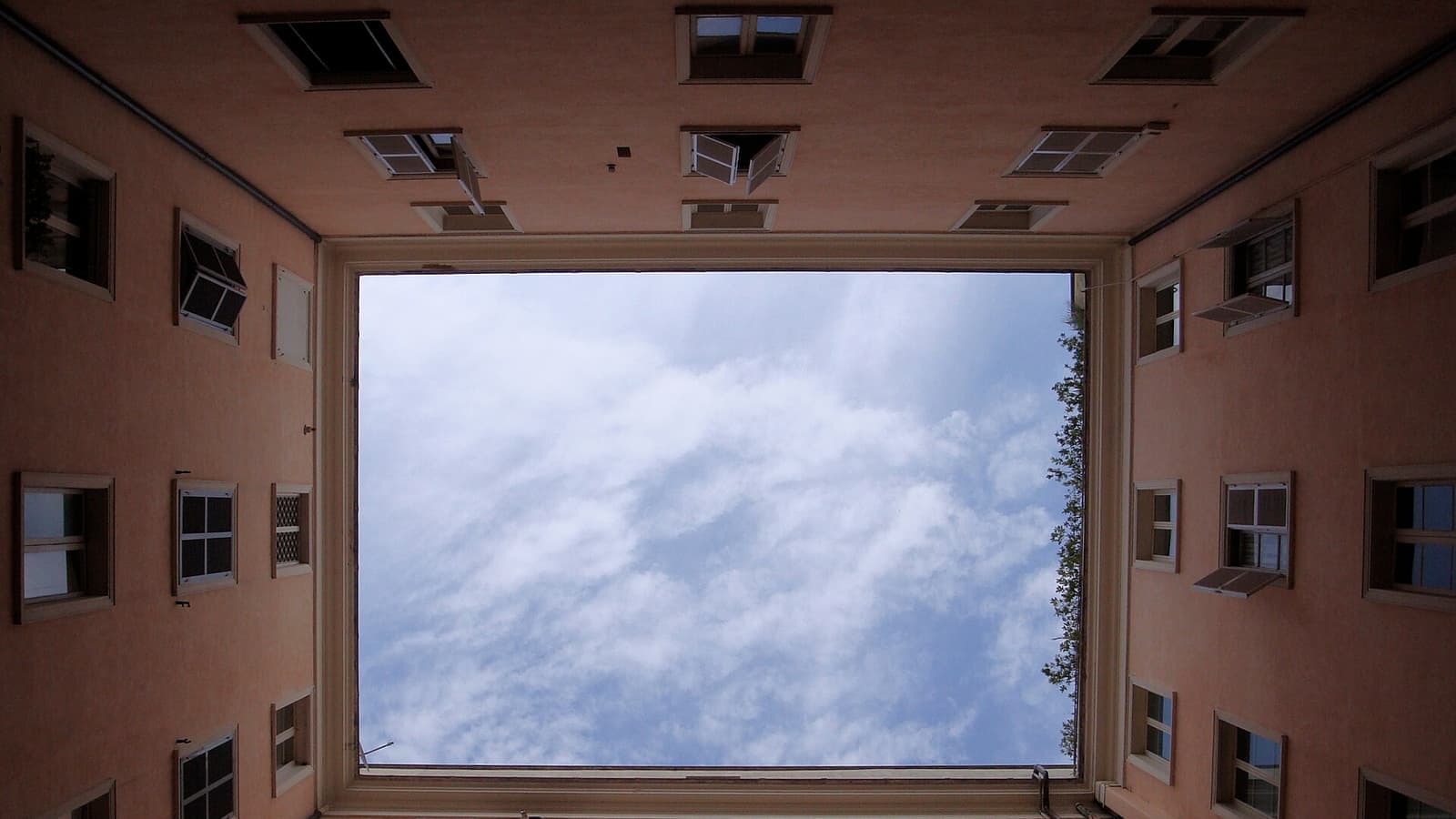 Terracotta wall windows rome (Unsplash). File photograph. Foto d'archivio.