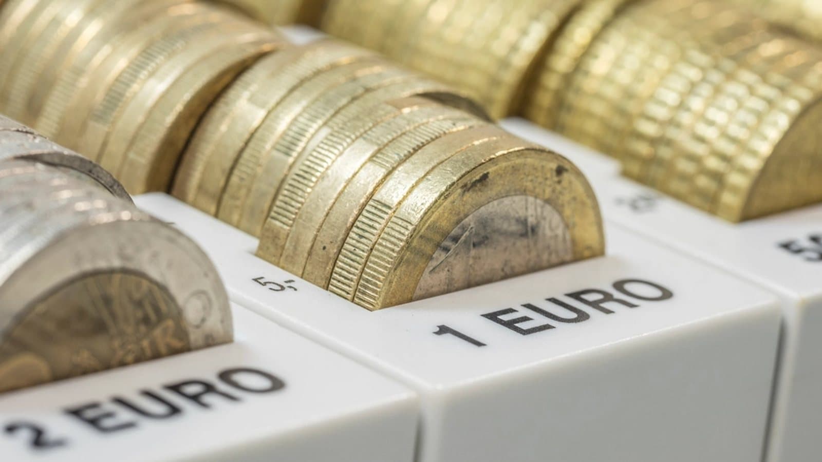 Euro coins, money & banking. File photograph. Foto d'archivio.