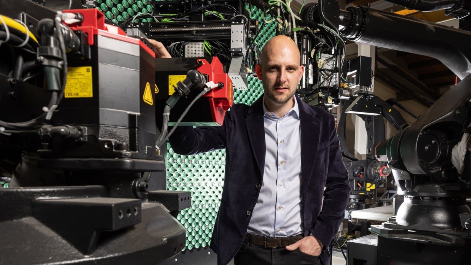 Francois Cordier, founder and chief executive of LEKO Labs, standing beside industrial robots on the company's production line. Foto d'archivio.