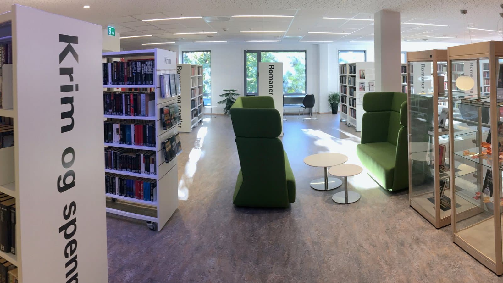 Rana bibliotek, biblioteket ved Nord universitet, Torggata 1A, Mo i Rana, Norway 2017 10 09 – library interior first floor, book shelves, elevator, etc. – distorted panorama d. File photograph. Foto d'archivio.