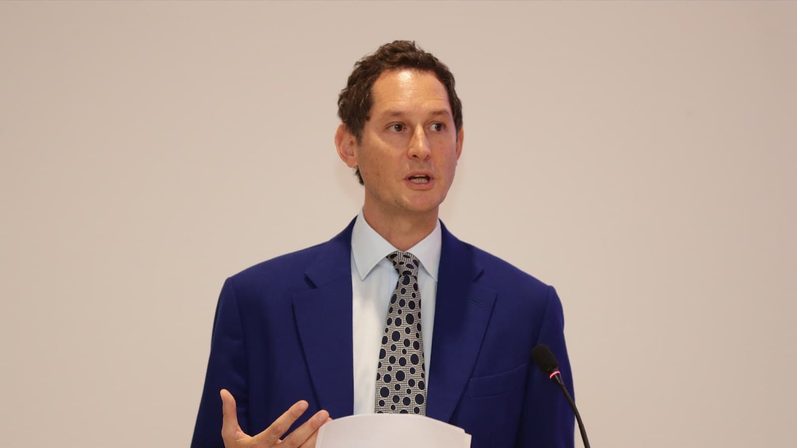 John Elkann in a blue suit speaking at a lectern with papers in his hand. Foto d'archivio.
