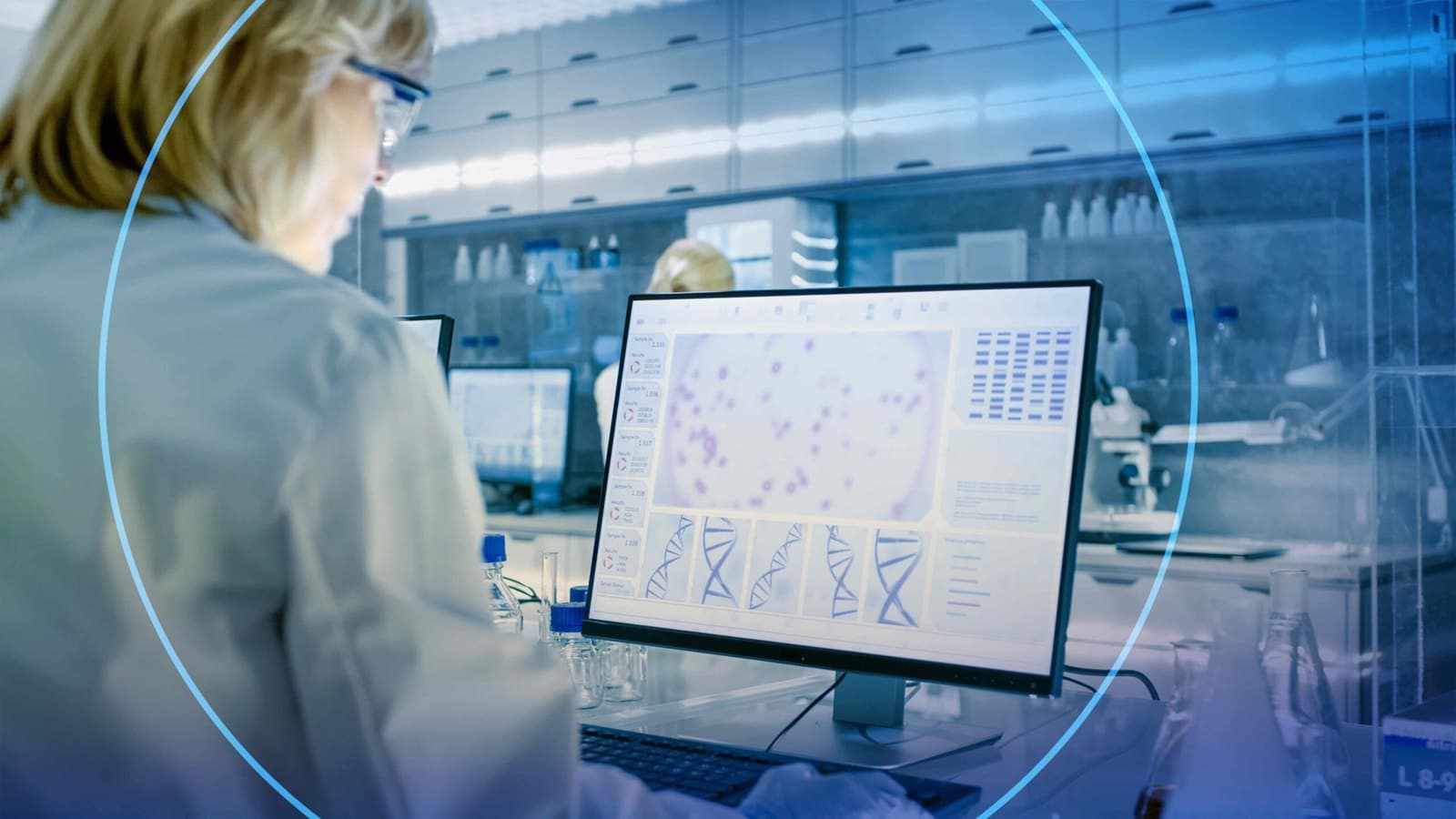 A researcher in a laboratory working at a monitor showing sample analysis results and DNA sequences. Foto d'archivio.