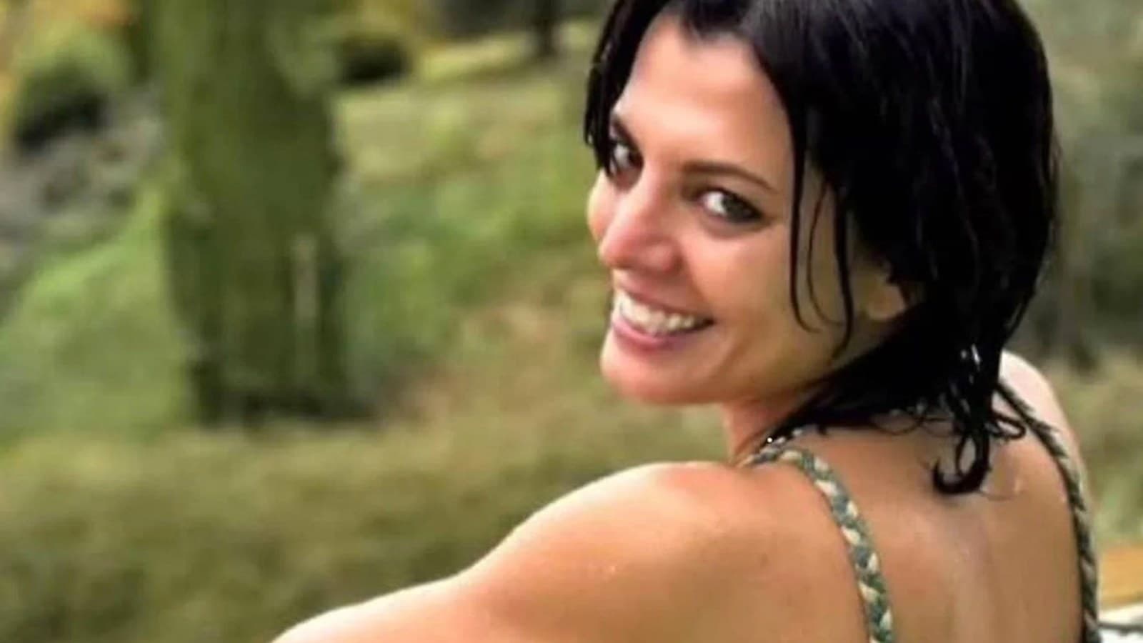 Lorena Isceri sorride voltandosi verso l'obiettivo in una foto informale all'aperto.