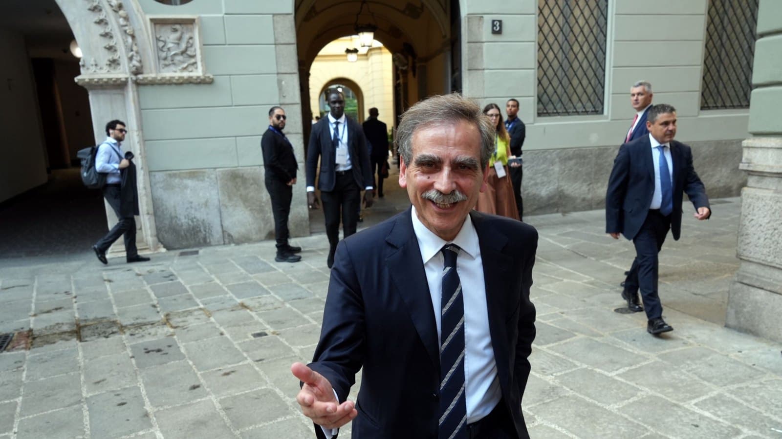 Luigi Lovaglio, chief executive of Monte dei Paschi di Siena, gesturing towards the camera as he crosses a courtyard. Foto d'archivio.