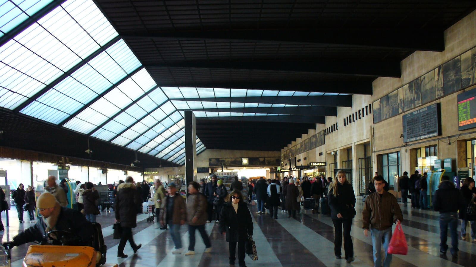 Interior of Firenze Santa Maria Novella railway station 2. File photograph. Foto d'archivio.