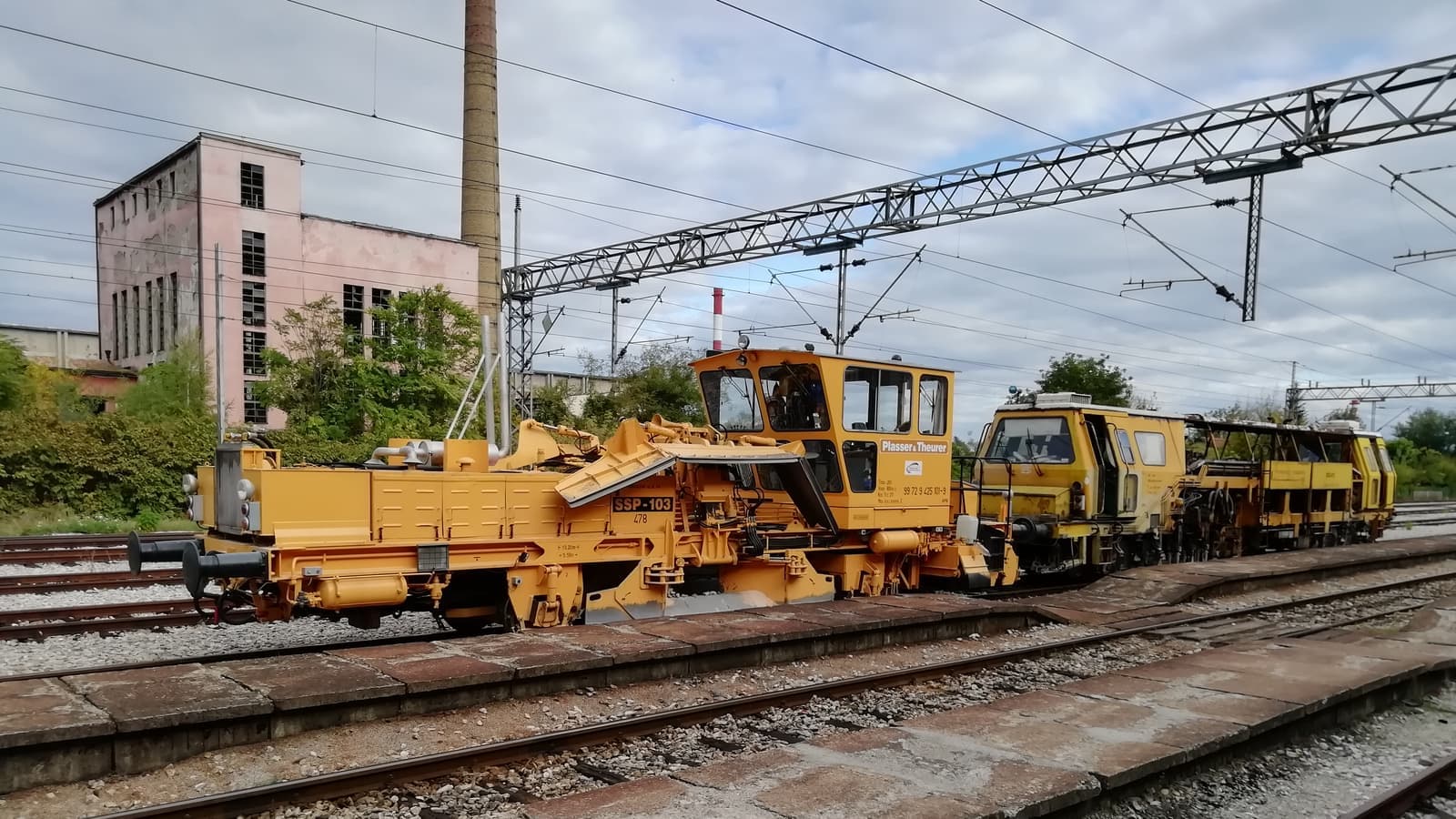 Serbian Railways Infrastructure rail track maintenance machine. File photograph. Foto d'archivio.