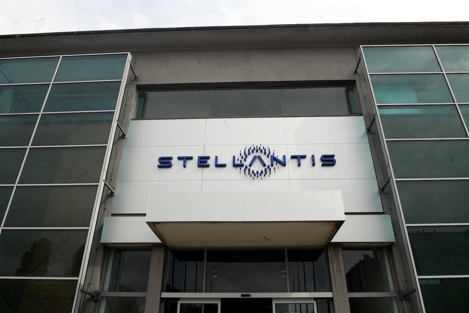 Stellantis torna in Cina con Dongfeng: joint venture da un miliardo per Jeep e Peugeot
