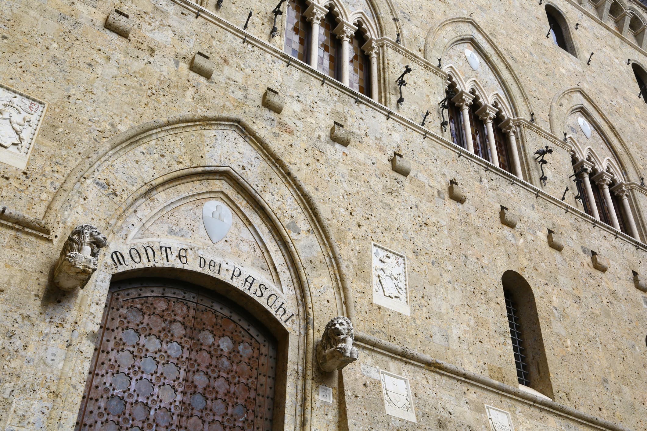 Mps lancia un piano da 34 miliardi: la contromossa di Lovaglio per fermare Intesa