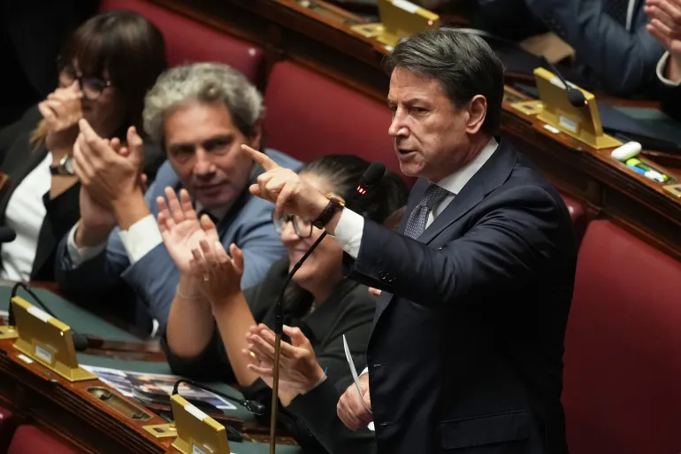 Un parlamentare gesticola mentre si rivolge ai colleghi alla Camera dei deputati durante il dibattito sulla riforma della legge elettorale.