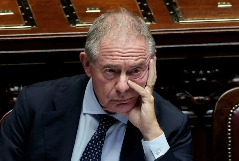 Il ministro delle Imprese Adolfo Urso si appoggia la testa sulla mano durante una seduta della Camera dei deputati.