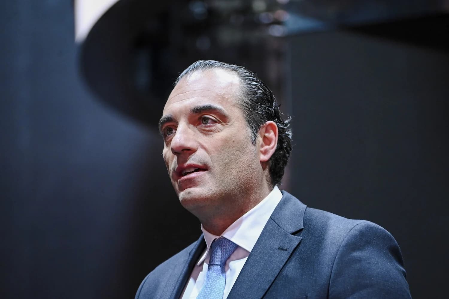 Antonio Filosa, amministratore delegato di Stellantis, parla a un evento.
